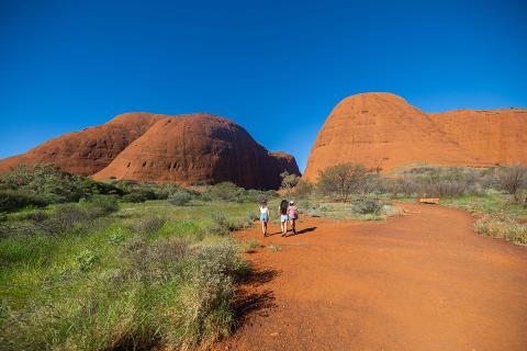 142156 35 Walpa Gorge  Kata Tjuta Tourism NT med