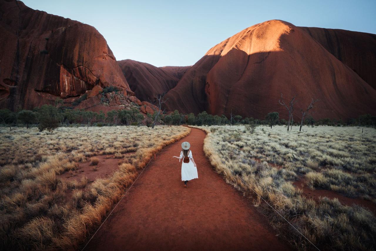7b8b4589daa649adadb62eaeb462b36e127932 35 Exploring Uluru at sunrise TNT Emilie Ristevski lg