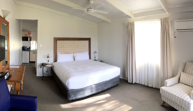 Wine Train to Hunter Valley Resort spa cottage 005