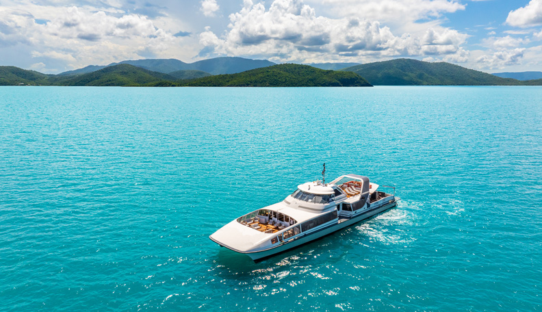 ZigZag Whitsundays Day Tour Boat Super web 792 456