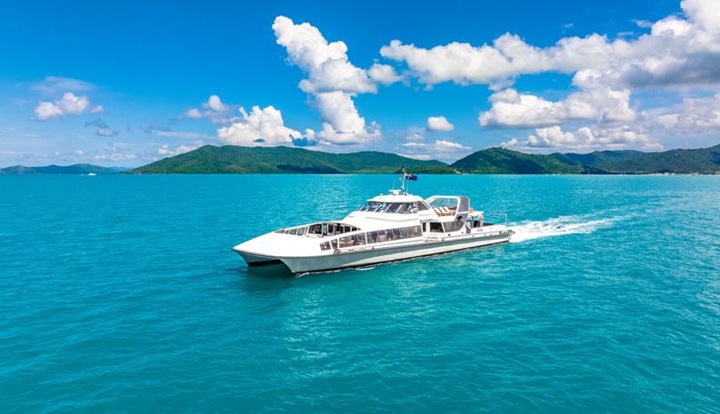ZigZag Whitsundays Day Tour Boat web 792 456
