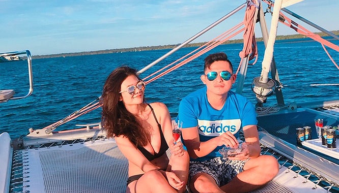 champagne sailing boat 2 jpg