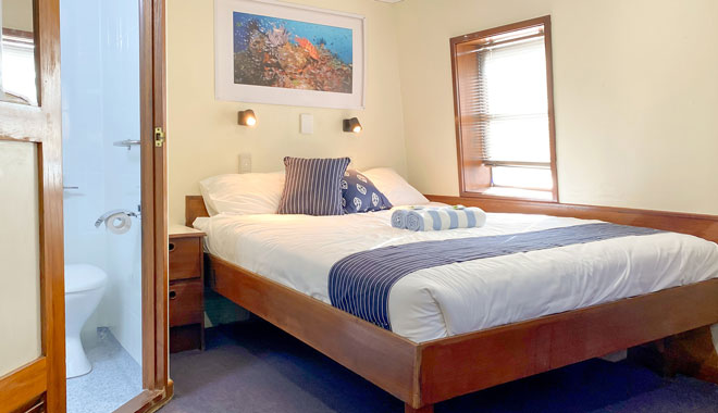 divers den cairns liveaboard cabin ensuite 001