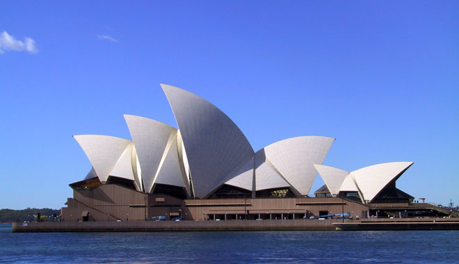 syd opera house   on the sea
